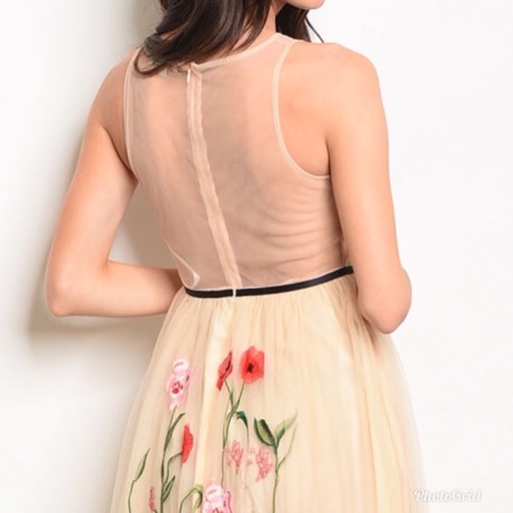 🌺🌺🌺 VINTAGE FLOWER EMBROIDERY NUDE DRESS🌺🌺🌺 - Picture 6 of 8